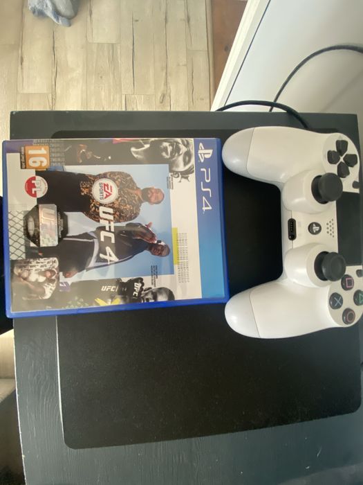 Ps 4 w bardzo dobrym stanie 2 gry 1 biały tb