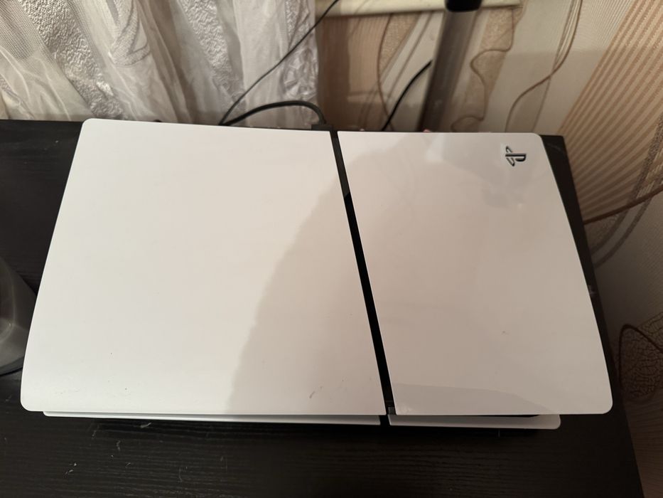 Продам PlayStation 5, стан ідеальний, повний комплект”.