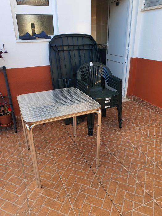 Conjunto mesa jardim 4 cadeiras em plastico e mesa de apoio aluminio