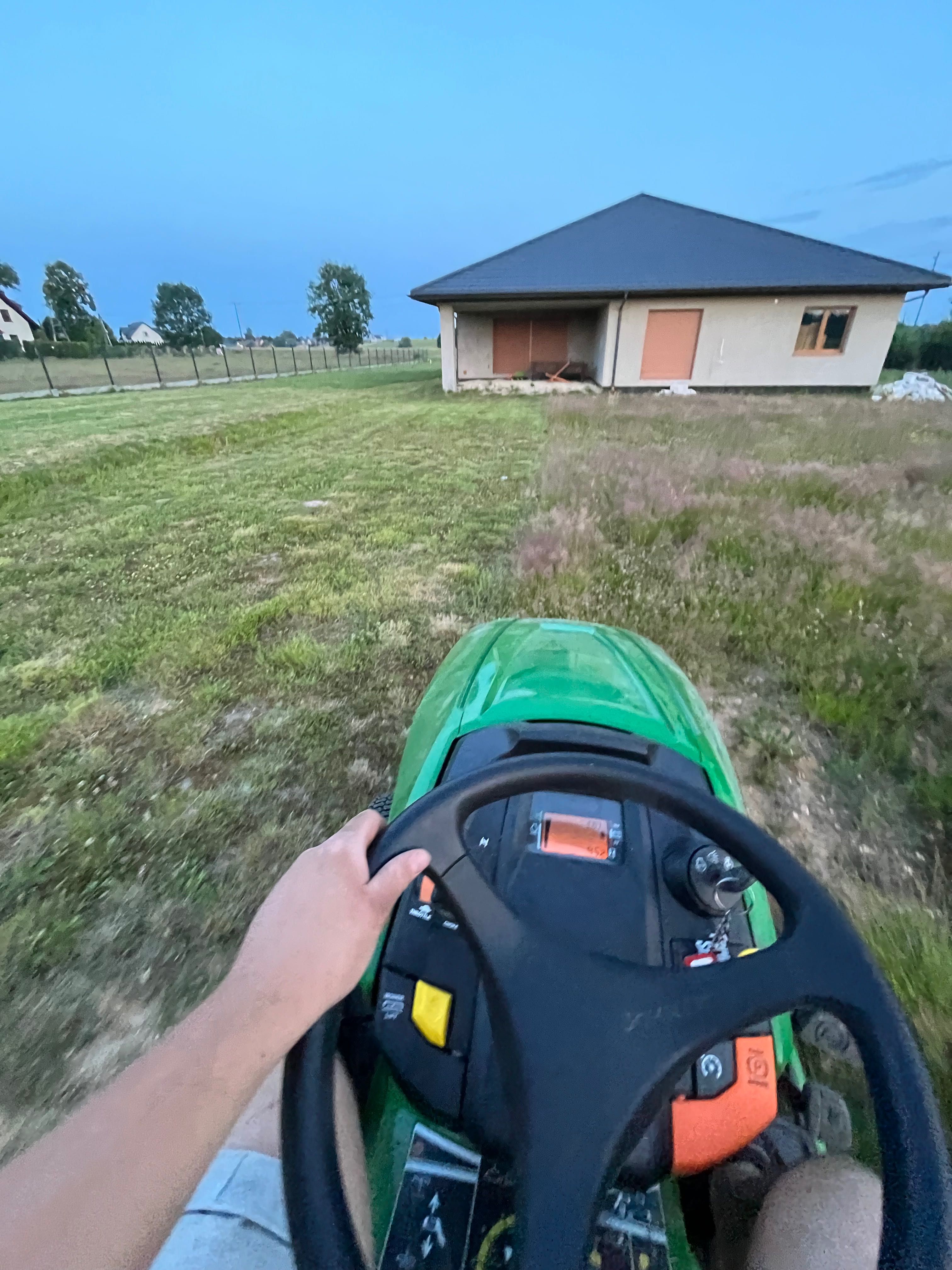 Koszenie trawników Traktor Kosiarką !
