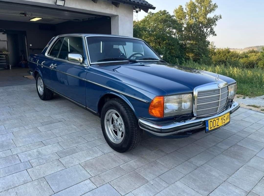 Samochód do sesji mercedes Niebieski coupe retro zabytek w123 beczka ś