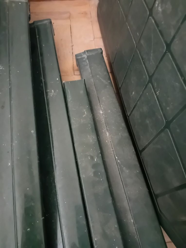 Mesa de plástico, tem um pouco partido a meio