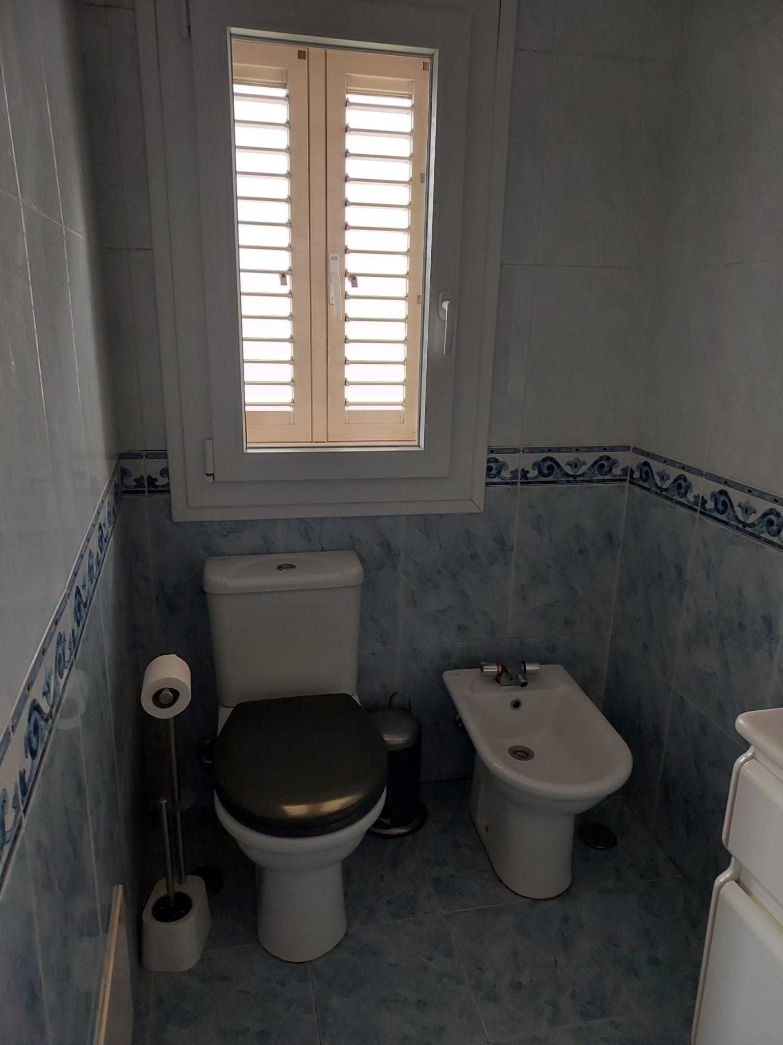 Aluga-se quarto com casa de banho a estudante ou trabalhadora