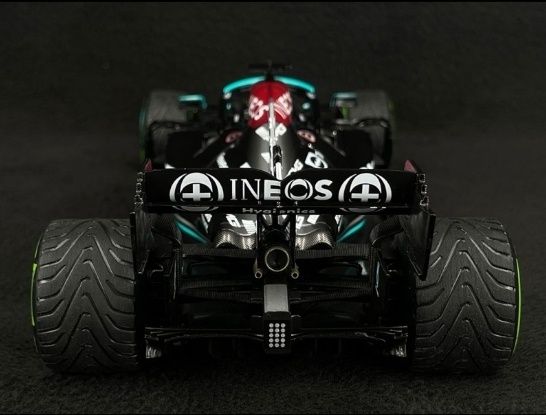 Mercedes - AMG Petronas F1 Team 1:18 Hamilton Minichamps