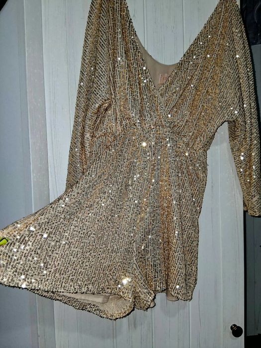 Kombinezon w kolorze złotym.