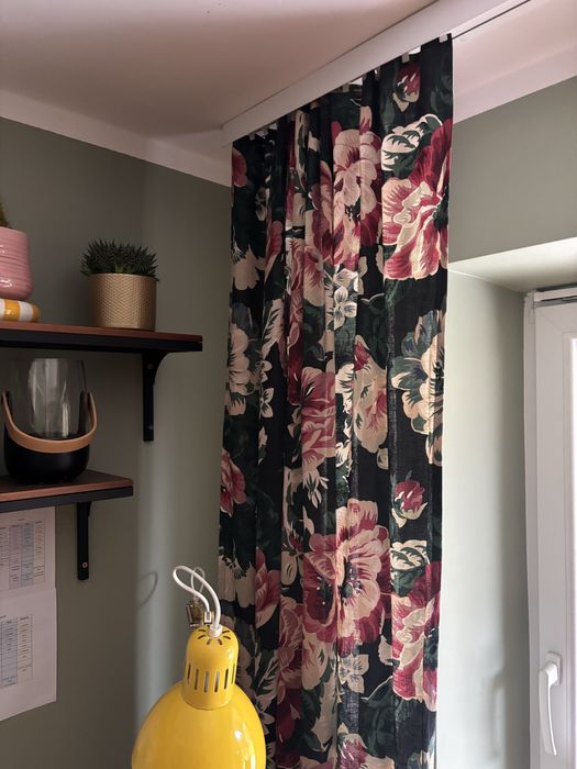 Zasłony IKEA LEIKNY – kwiaty, 2 sztuki, 149/200. Peonie, czarne tlo.