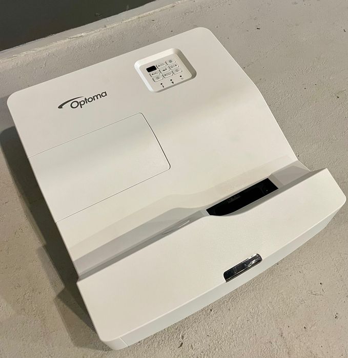 Projektor OPTOMA HD31UST – ultra-krótki rzut, rok 2023, mały przebieg