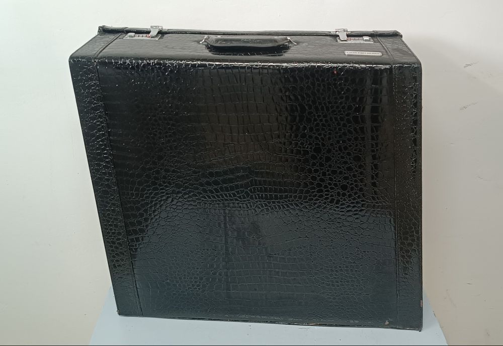 Oddam Kufer, walizkę w ładnym stanie na szyfr bardzo pojemny.
Szerokoś