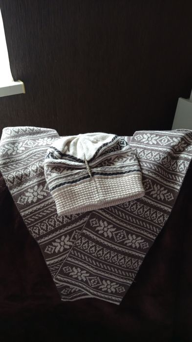 Шапка  зимняя в стразах с шарфом