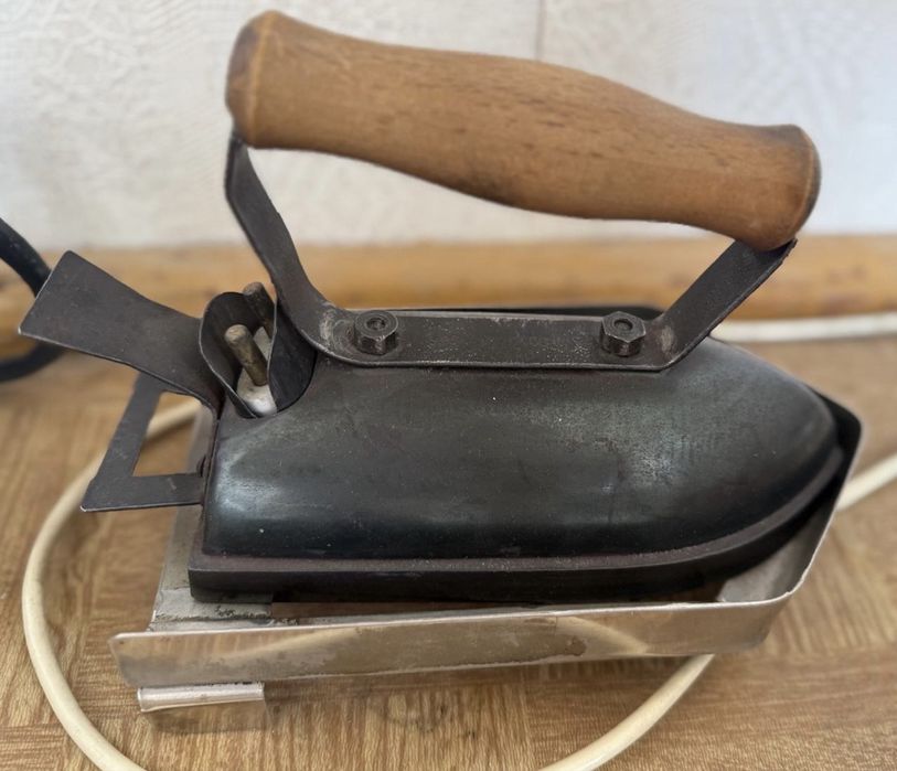 Stare żelazko elektryczne PRL