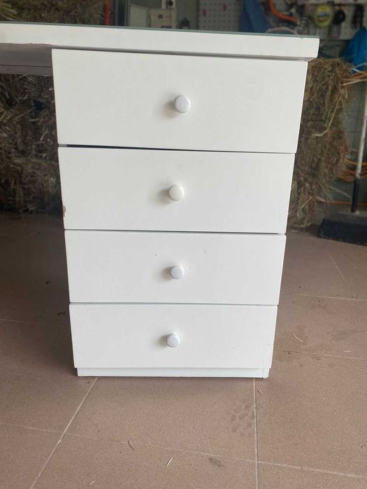 Secretária lacada em madeira, a precisar de restauro