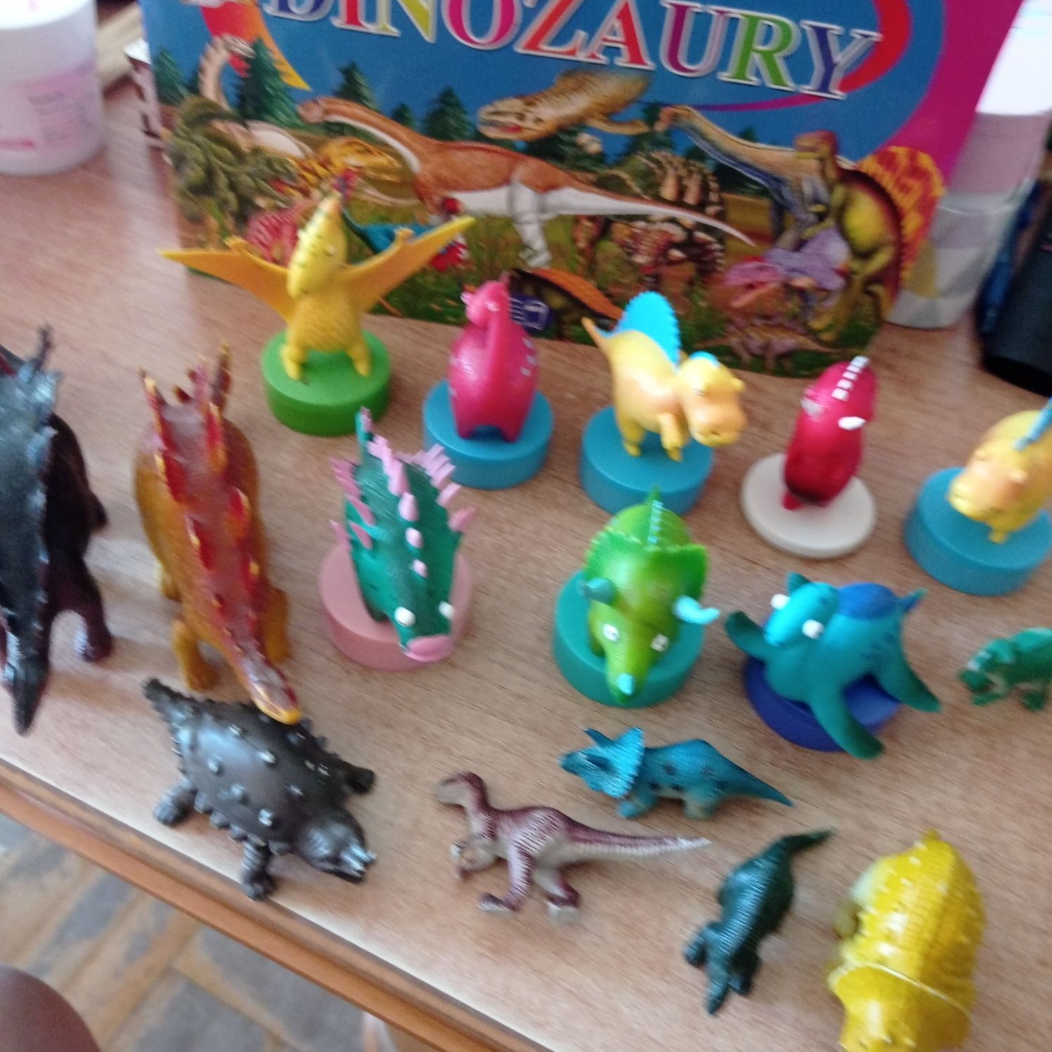 Zestaw mega dinozaury, dinozaury figurki, pieczątki, książka