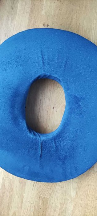 Poduszka profilowana dla siedzących przy komputerze anty hemoroidy