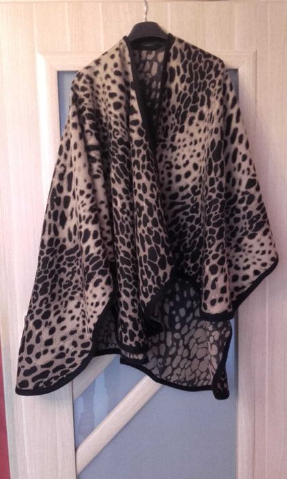Ponczo w panterkę czarno-beżowe firmy Mohito