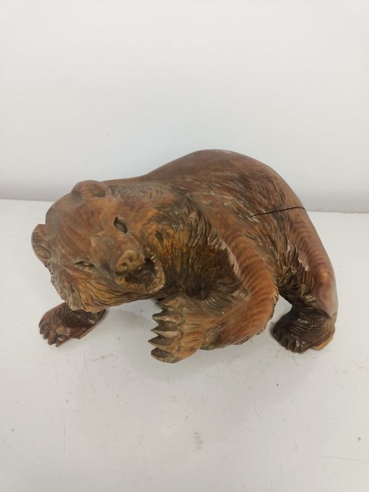 Drewniana rzeźba niedźwiedzia