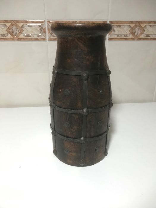 Jarro rústico em madeira com acabamento em ferro