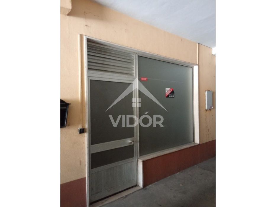 Loja Escritório c/ montra - Entre o Liceu e a João de Barros