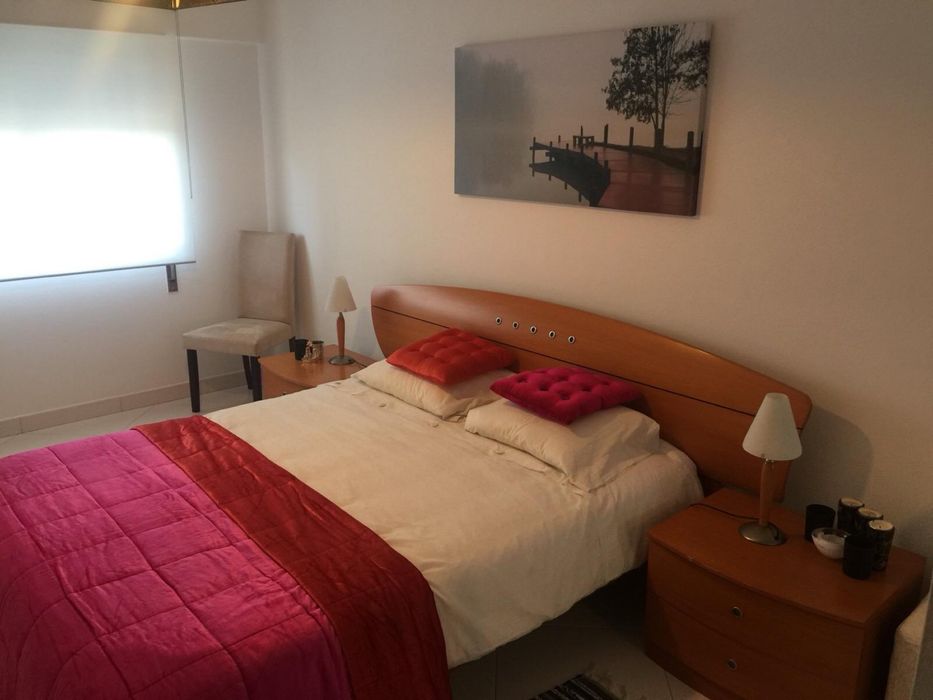 Cama de casal e cabeceiras