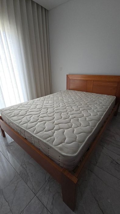 Conjunto cama , colchão e cómoda