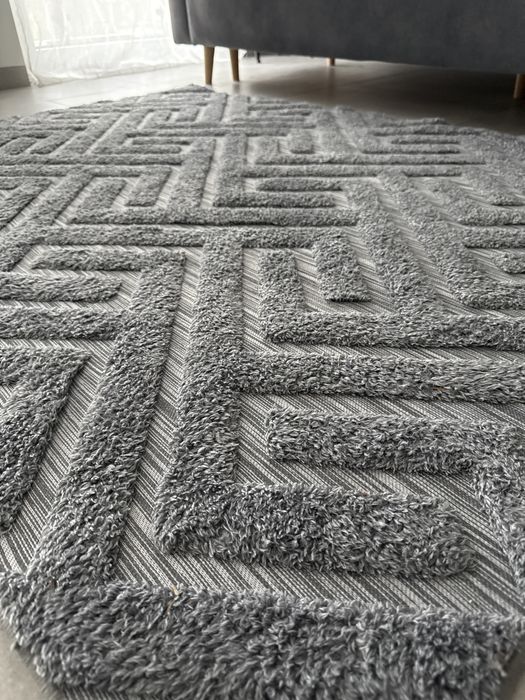 Szary dywan we wzory