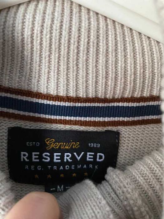 Beżowy sweter z golfem łaty na ramionach Reserved M/38