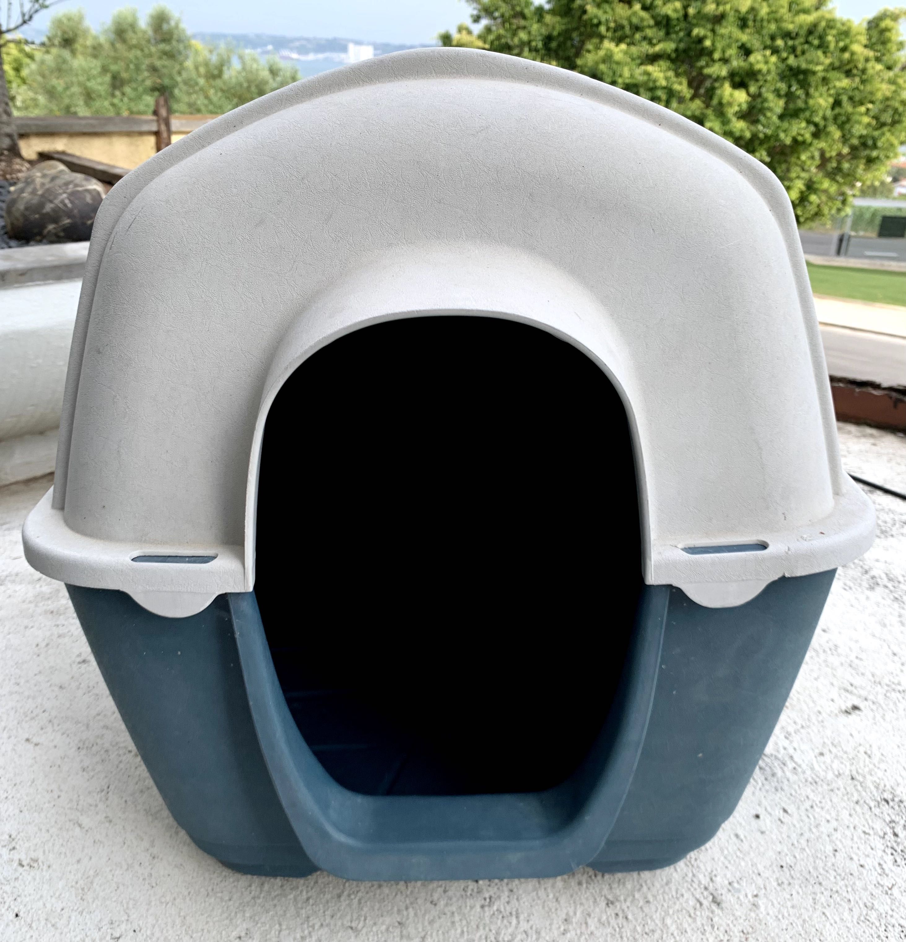 Casota para cão de porte médio em PVC