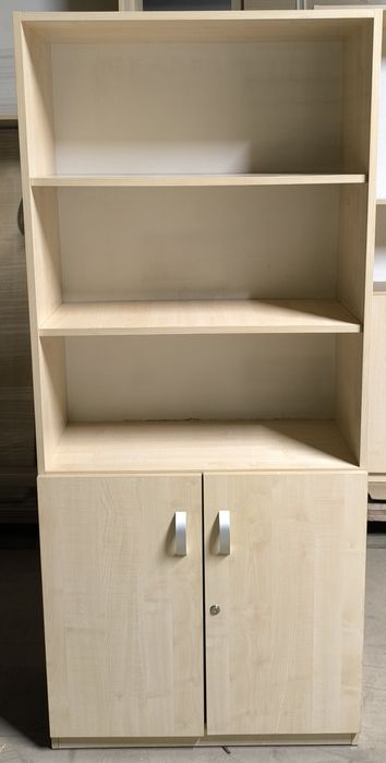 Regał biurowy z półkami i drzwiczkami