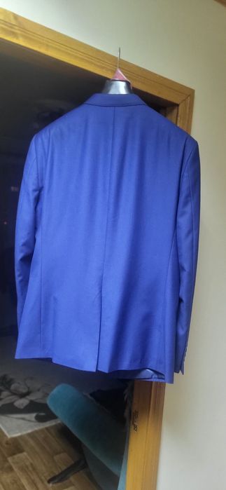 Мужской классический костюм темно-синего цвета с галстуком 52 размера