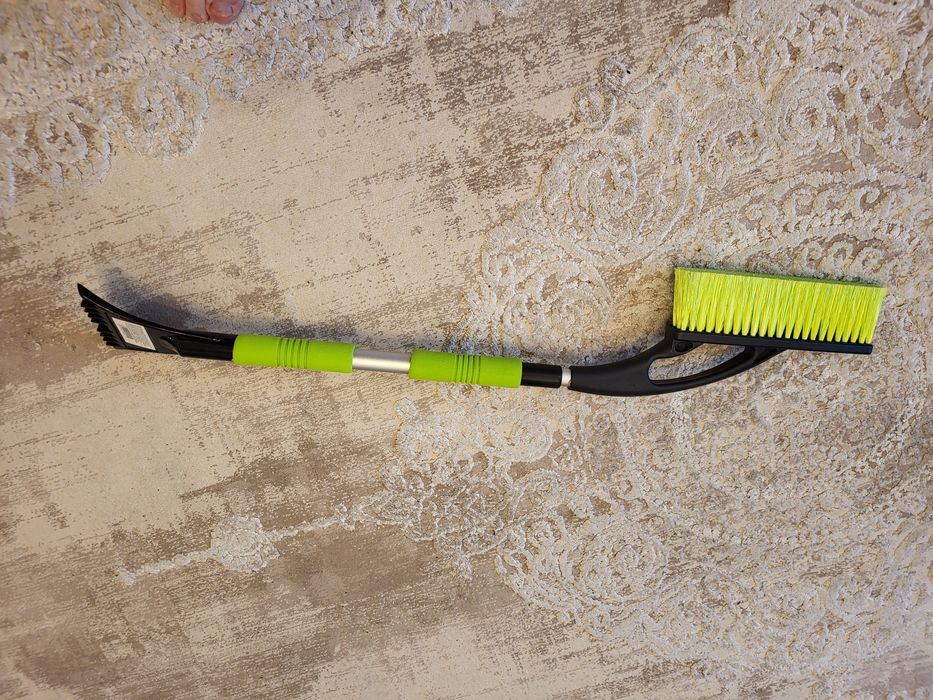 Щітка телескопічна для снігу зі скрибком автомобільна.