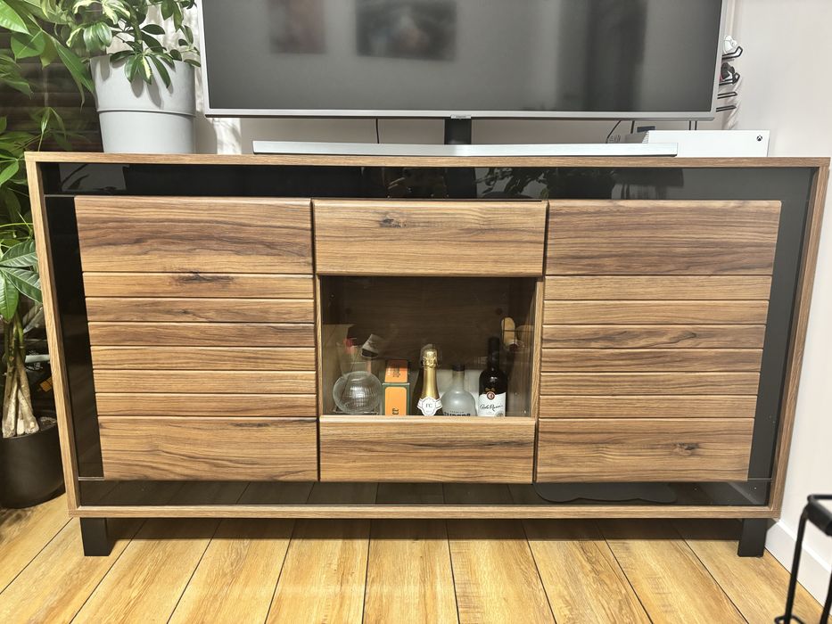 Komoda z przeszkleniem czarna szkło