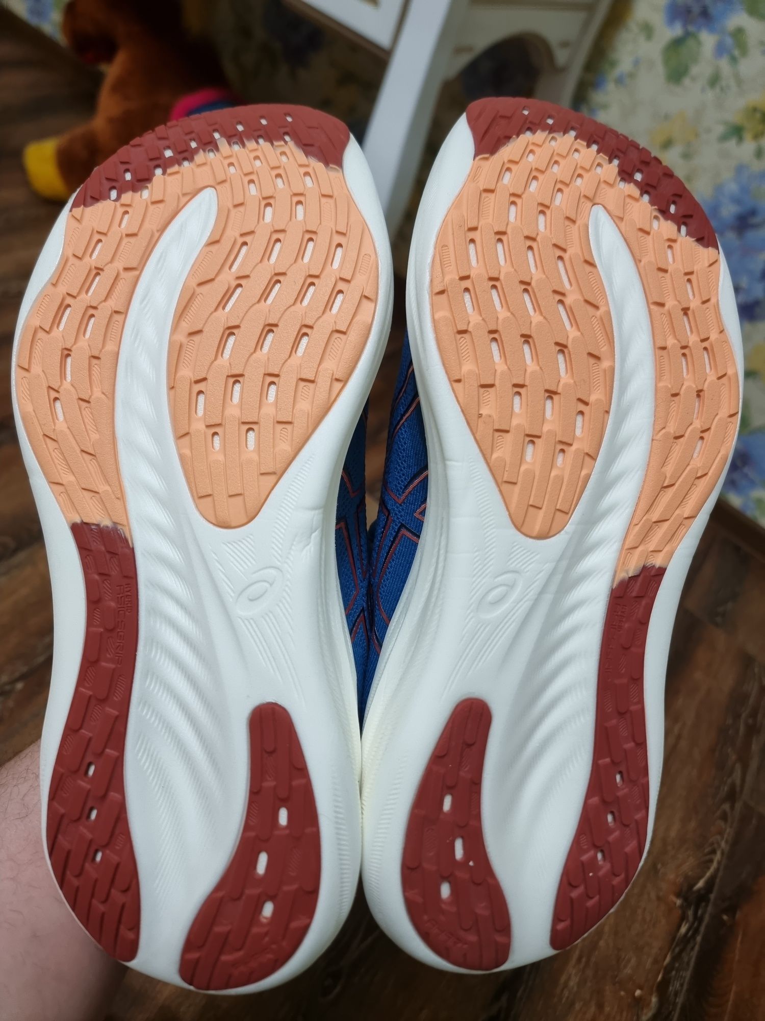 Оригінал 100% чоловічі кросівки asics nimbus 26 eur 44