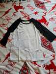 Camisola branca com mangas pretas