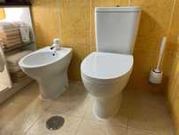 Dois conjuntos de sanitários casa de banho sanitas, bidés e torneiras