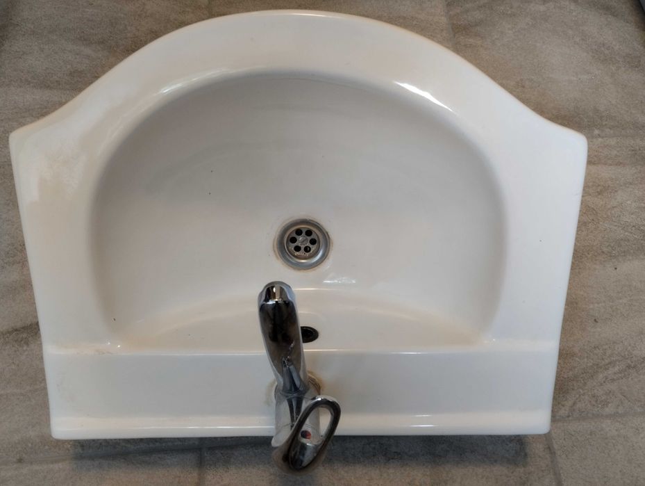 Umywalka z baterią 50cm.