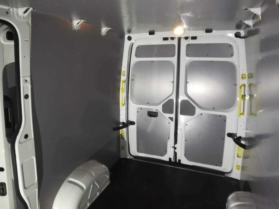 Zabezpieczenie wnętrza paki auta dostawczego VW Crafter L4