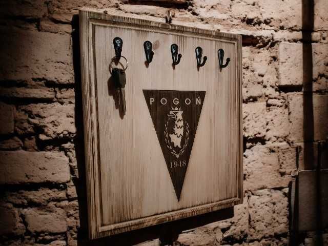 Wieszak uchwyt na klucze z drewna, z grawerem - Pogoń Szczecin