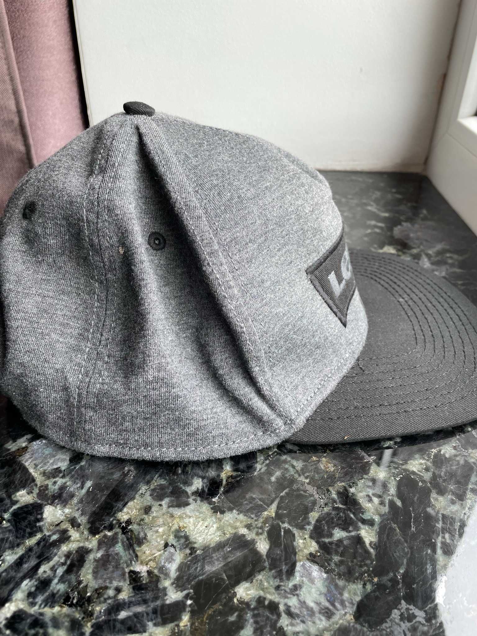 Бейсболка Levi's Men's Jersey Flat Brim Hat Оригинал из США