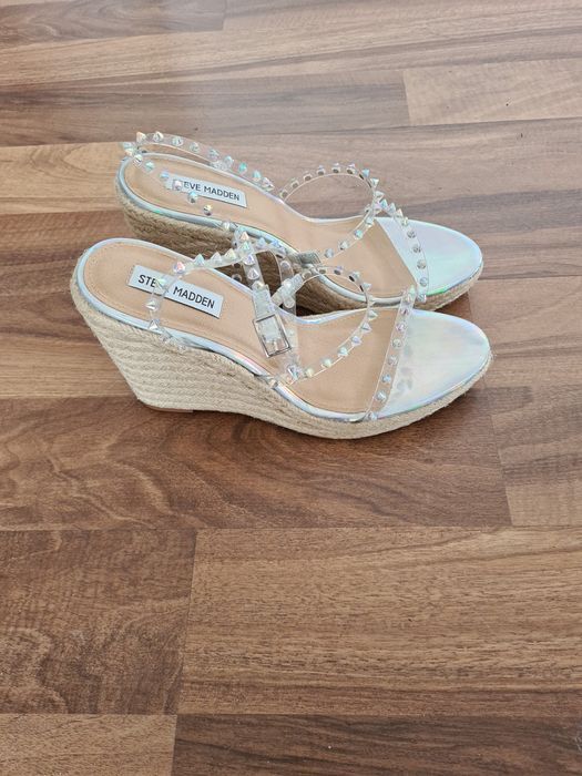 Sandały Steve Madden na koturnie z ćwiekami eleganckie świecące roz 39