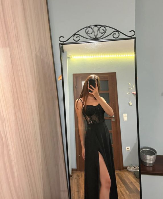 długa czarna elegancka sukienka na studniówkę