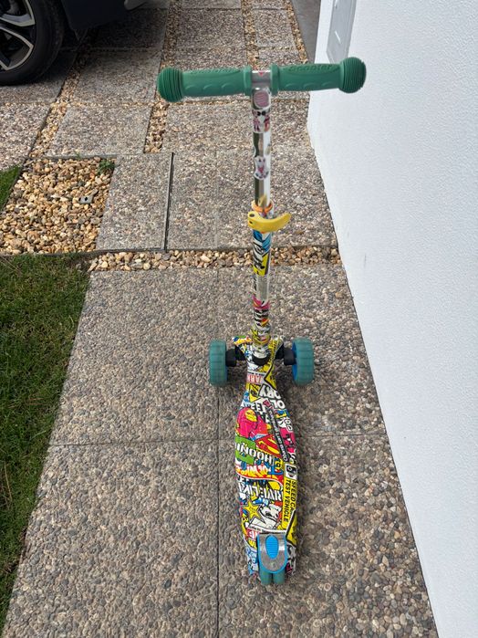 Trotinete, dobrável e com luzes nas rodas