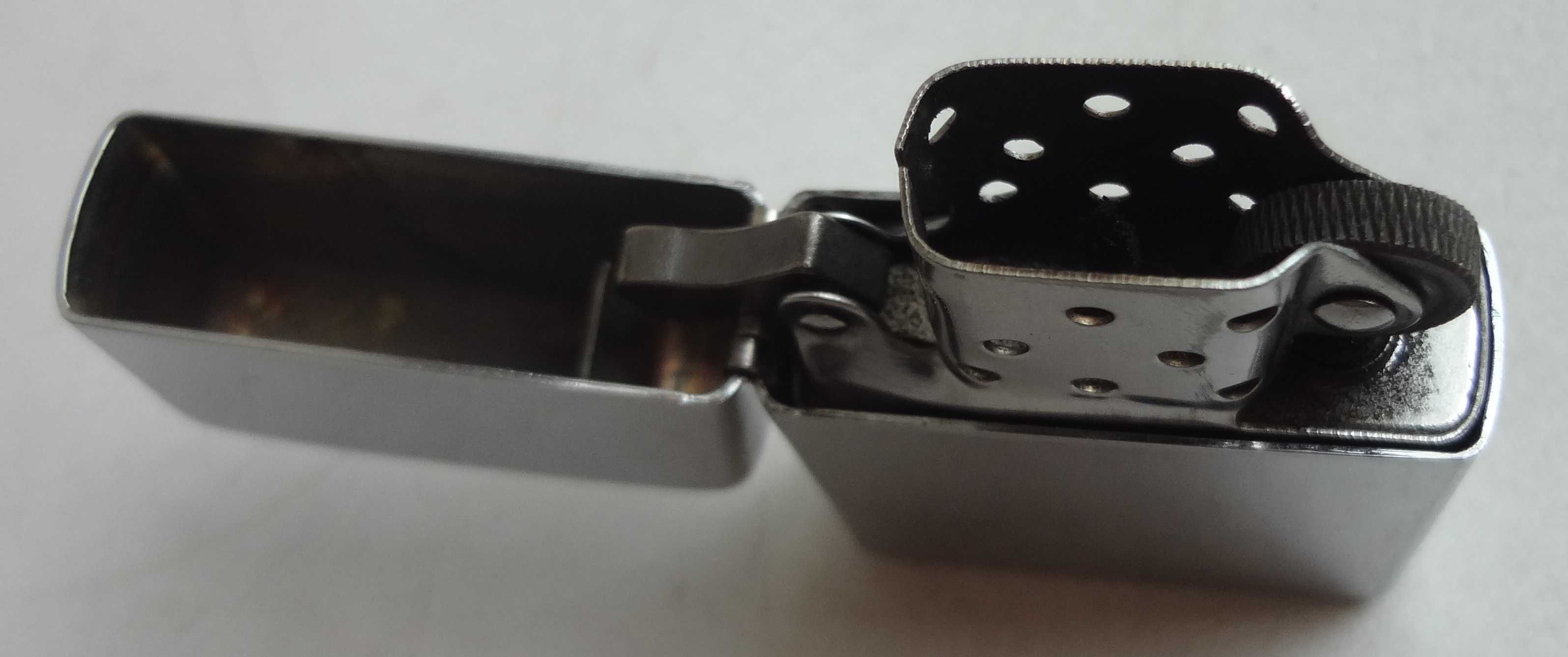 Зажигалка бензиновая Zippo A 07 с надписью Зиппо