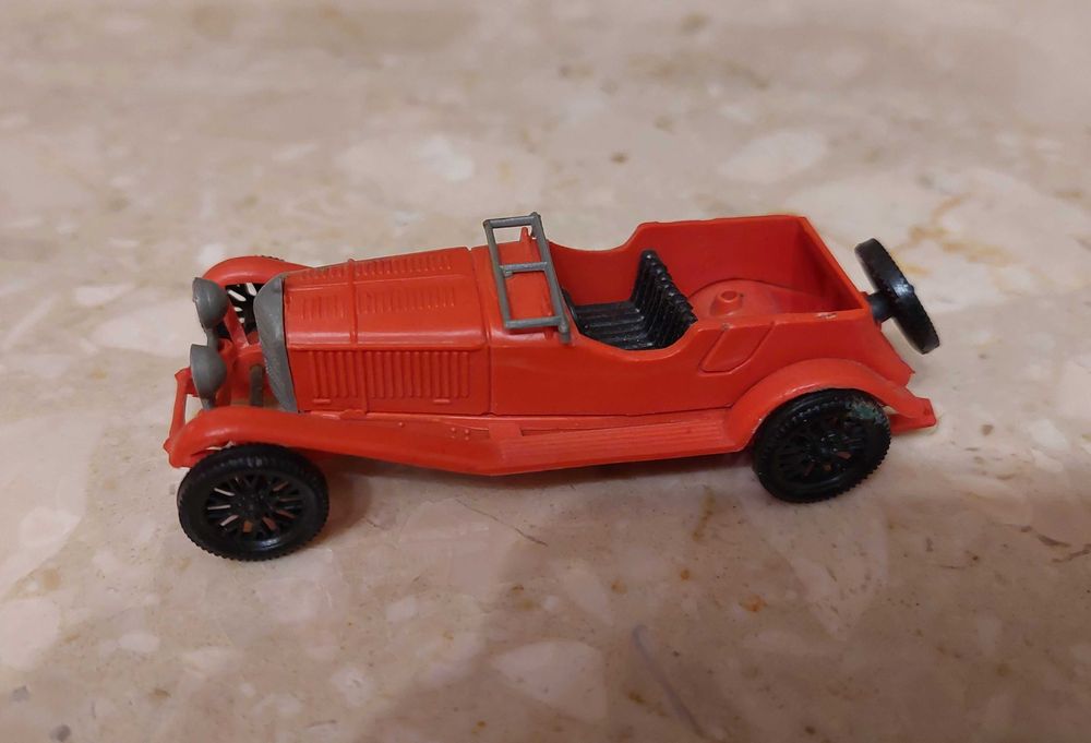 Modele starych samochodów, autka plastikowe z czasów PRL