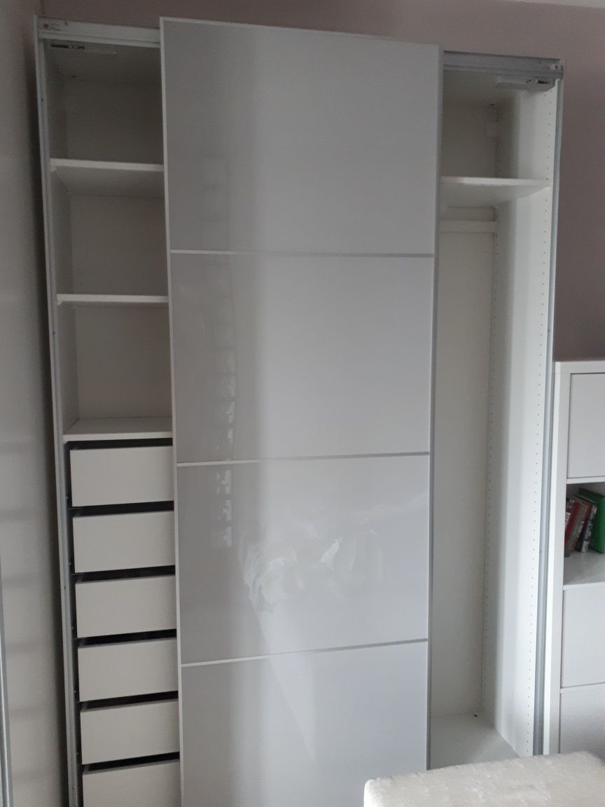 Szafa biała szara wysoki połysk Ikea szuflady rozsuwane drzwi