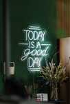 Néon "Today is a good day" em LED branco