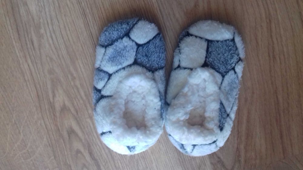 NOWE ocieplane buty dziecięce kapcie z motywem piłki nożnej