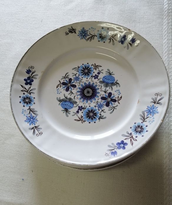 6 pratos de sopa, seis rasos, e seis de sobremesa. Também individual.