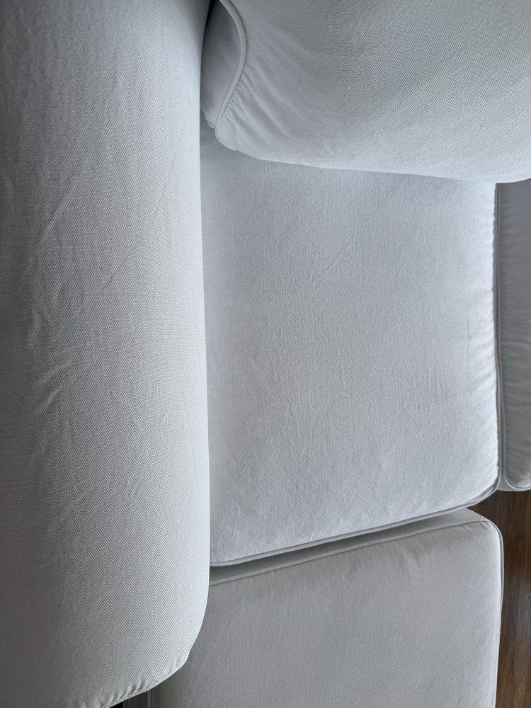 2 Sofás e repousa pés Ektorp, e mesa IKEA