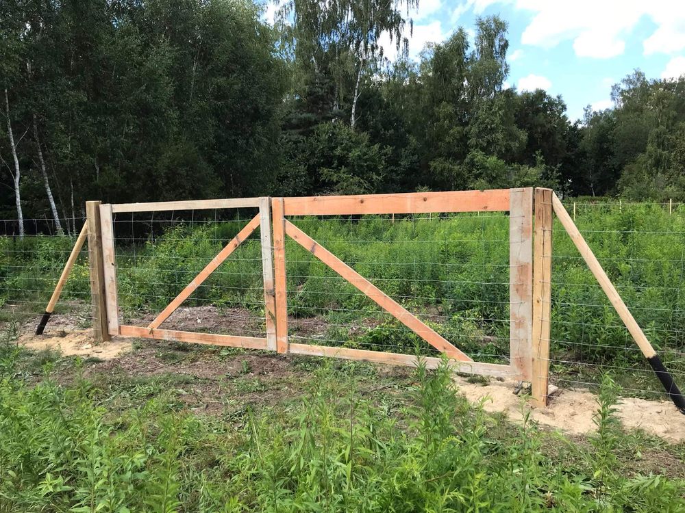 Ogrodzenie budowlane na słupkach toczonych /tymczasowe/leśne