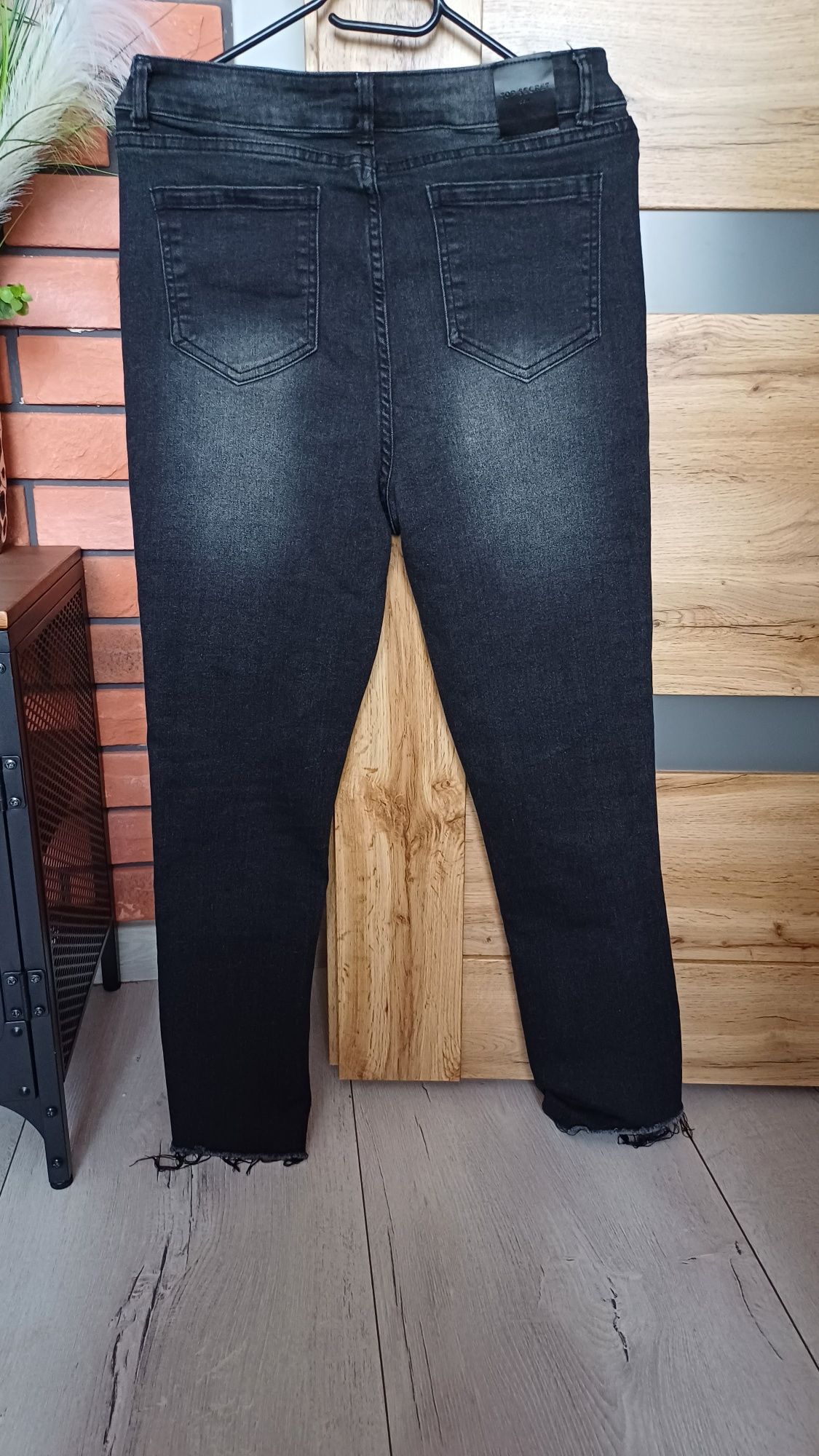 Top Secret czarne spodnie jeansowe z cyrkoniami r. 42 XL