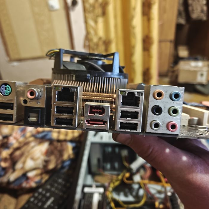 Топова материнська плата Asus PQ50 Delux s775